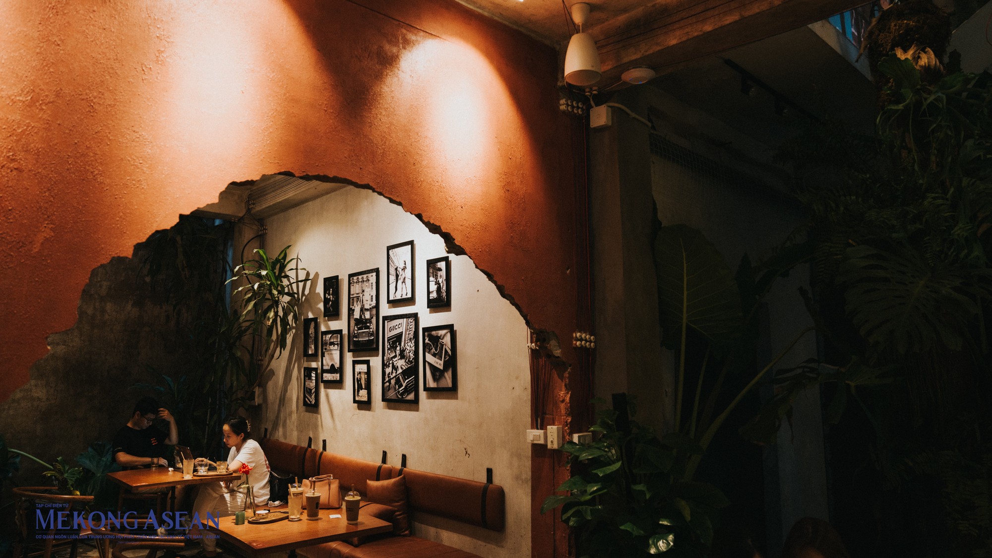 Sự đa dạng với nhiều loại kh&ocirc;ng gian từ trong nh&agrave; cho tới ngo&agrave;i trời. Mỗi g&oacute;c đều c&oacute; thể check in chụp ảnh , hay l&agrave; một g&oacute;c ri&ecirc;ng tư để &ldquo;chill chill&rdquo; trong c&aacute;c buổi tụ tập bạn b&egrave;.