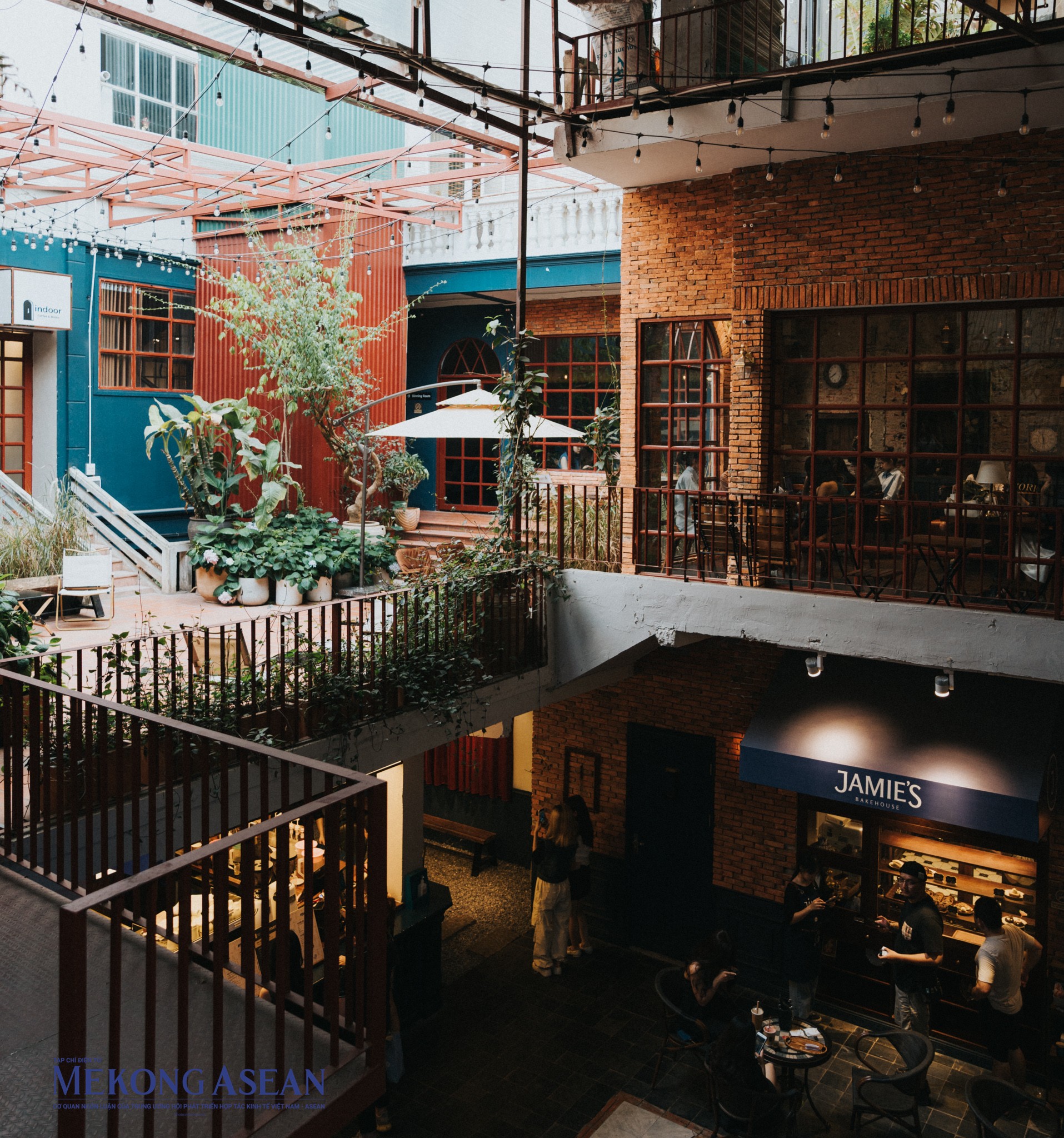 Đối nghịch với khoảng s&acirc;n mang thiết kế vintage đầy l&atilde;ng mạn lấy cảm hứng từ ch&acirc;u &Acirc;u tại tầng một, tầng hai của qu&aacute;n sở hữu kh&ocirc;ng gian mở hướng ra ngo&agrave;i đ&oacute;n &aacute;nh s&aacute;ng trực tiếp.