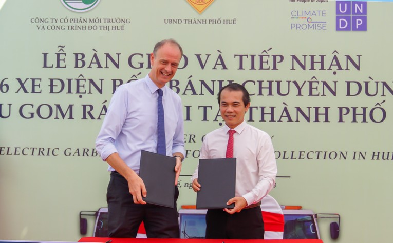 Ph&oacute; Trưởng đại diện thường tr&uacute; UNDP tại Việt Nam Patrick Haverman b&agrave;n giao 6 xe tải điện thu gom r&aacute;c cho Chủ tịch UBND TP Huế V&otilde; L&ecirc; Nhật chiều 17/5.