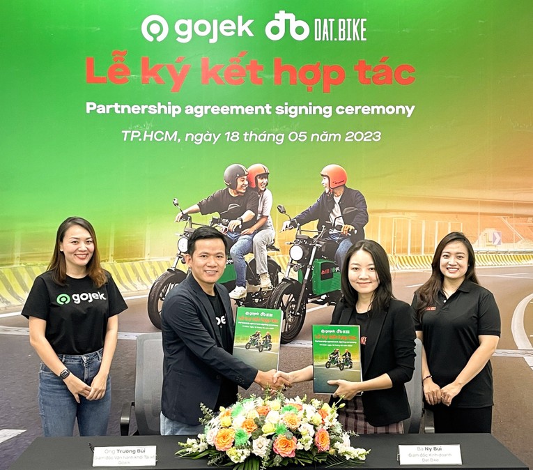 Buổi lễ k&yacute; kết hợp t&aacute;c giữa Dat Bike v&agrave; Gojek Việt Nam. Ảnh: Dat Bike.