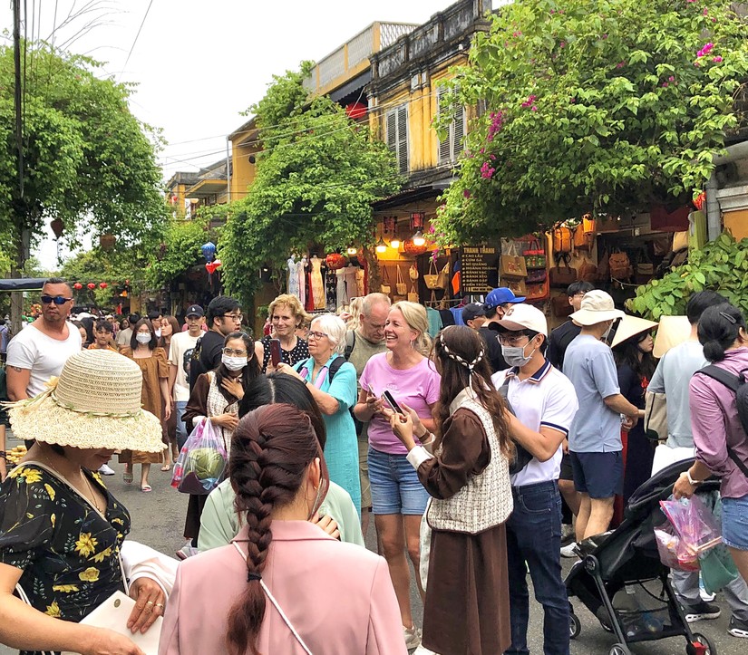 Kh&aacute;ch quốc tế tại Hội An