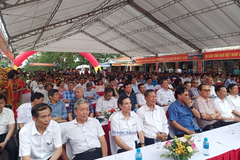 C&aacute;c đại biểu, nh&acirc;n d&acirc;n v&agrave; du kh&aacute;ch thập phương dự lễ.