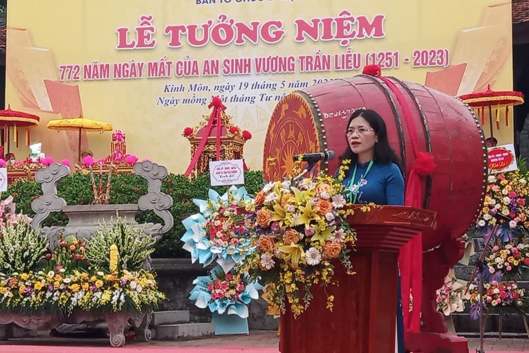 Ph&oacute; Chủ tịch UBND thị x&atilde; Kinh M&ocirc;n Mạc Thị Huyền đọc diễn văn tưởng niệm.