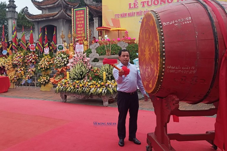 Ủy vi&ecirc;n Trung ương Đảng, B&iacute; thư Tỉnh ủy Hải Dương Trần Đức Thắng gi&oacute;ng trống lễ hội.