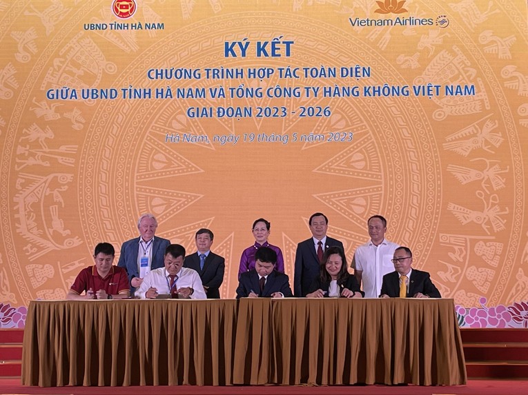 Lễ k&yacute; kết thỏa thuận hợp t&aacute;c giữa UBND tỉnh H&agrave; Nam v&agrave; c&aacute;c doanh nghiệp du lịch, h&agrave;ng kh&ocirc;ng. Ảnh: Thảo Ng&acirc;n