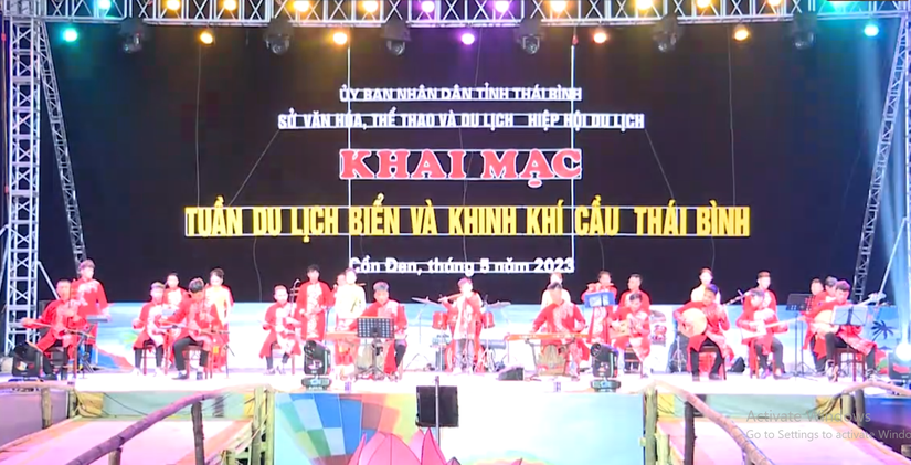 Chương tr&igrave;nh nghệ thuật khai mạc Tuần du lịch biển v&agrave; khinh kh&iacute; cầu. Ảnh: B&aacute;o Th&aacute;i B&igrave;nh