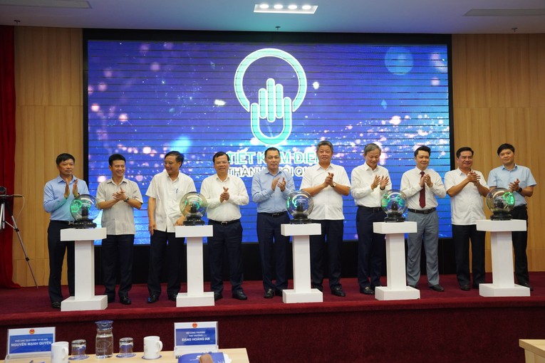 C&aacute;c vị đại biểu c&ugrave;ng bấm n&uacute;t ph&aacute;t động phong tr&agrave;o tiết kiệm điện năm 2023.