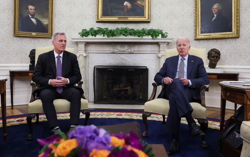 Chủ tịch Hạ viện Kevin McCarthy trong cuộc đ&agrave;m ph&aacute;n về giới hạn nợ với Tổng thống Mỹ Joe Biden tại Ph&ograve;ng Bầu dục ở Nh&agrave; Trắng, Washington ng&agrave;y 22/5. Ảnh: Reuters