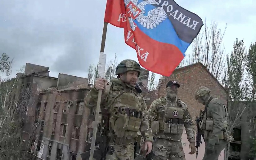 &Ocirc;ng Denis Pushilin, quyền l&atilde;nh đạo Cộng h&ograve;a Nh&acirc;n d&acirc;n Donetsk tự xưng (DPR), cắm cờ tại một t&ograve;a nh&agrave; ở Bakhmut.