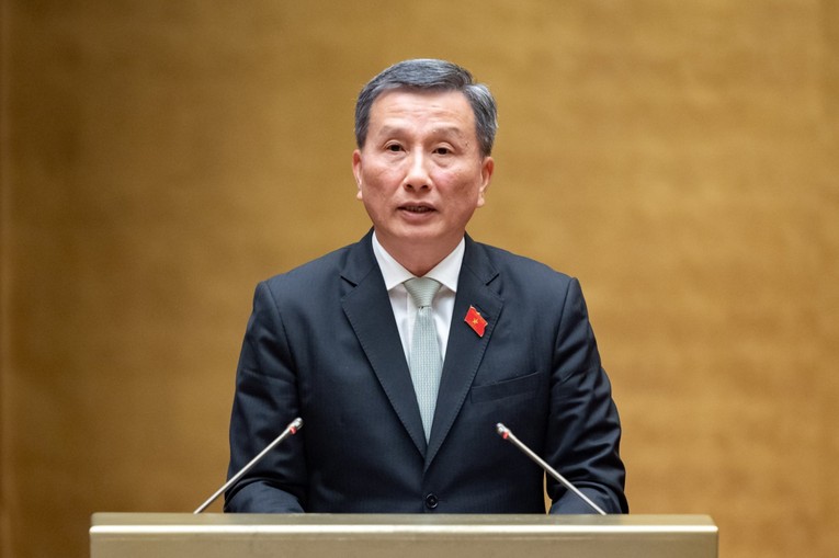 Chủ nhiệm Ủy ban Khoa học, C&ocirc;ng nghệ v&agrave; M&ocirc;i trường L&ecirc; Quang Huy tr&igrave;nh b&agrave;y b&aacute;o c&aacute;o thẩm tra về dự &aacute;n đầu tư đường giao th&ocirc;ng từ quốc lộ 27C đến đường tỉnh 656 tỉnh Kh&aacute;nh H&ograve;a. Ảnh: Quochoi.vn