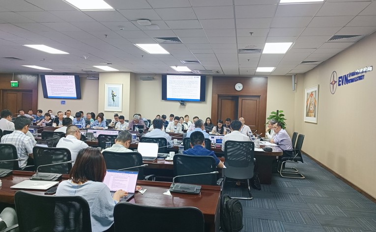 Thứ trưởng Bộ C&ocirc;ng Thương Đặng Ho&agrave;ng An v&agrave; Tổng gi&aacute;m đốc EVN Trần Đ&igrave;nh Nh&acirc;n chủ tr&igrave; hội nghị. Nguồn: EVN.