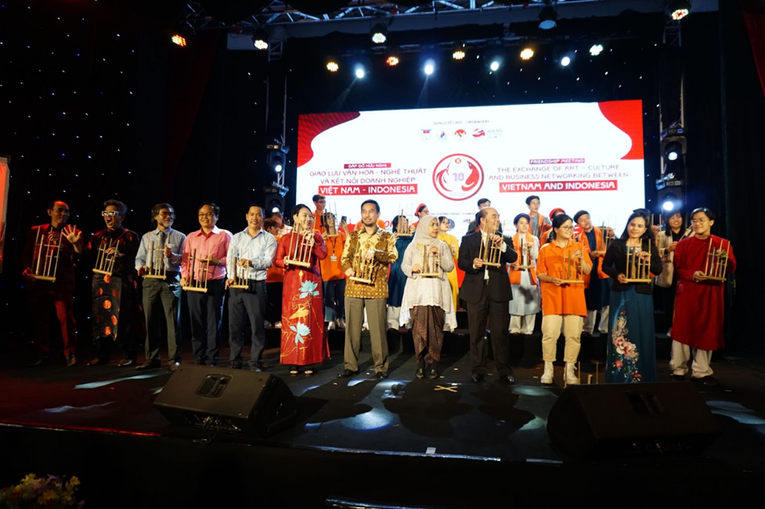 Kh&aacute;n giả l&ecirc;n s&acirc;n khấu giao lưu trực tiếp c&ugrave;ng c&aacute;c nghệ sĩ