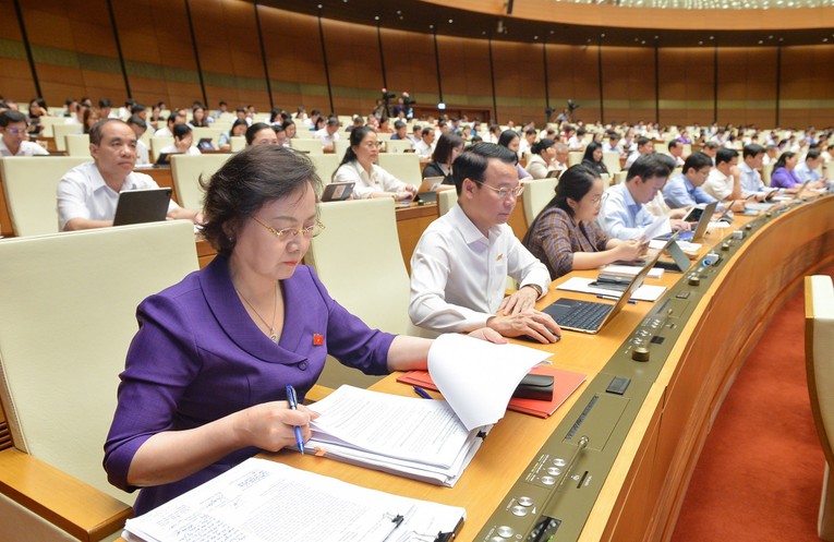 Đại biểu Quốc hội nghe Tờ tr&igrave;nh về dự &aacute;n Luật T&agrave;i nguy&ecirc;n nước (sửa đổi). Ảnh: Quochoi