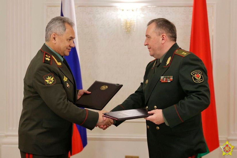 Bộ trưởng Quốc ph&ograve;ng Nga Sergey Shoigu trao đổi văn kiện với người đồng cấp Belarus Viktor Khrenin. Ảnh: BQP Belarus