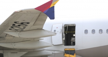 Hàn Quốc: Hành khách mở cửa thoát hiểm khi máy bay sắp hạ cánh