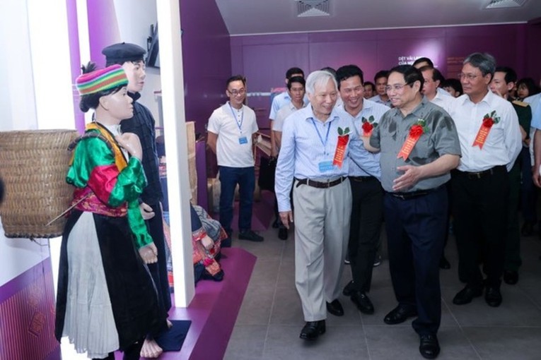 Thủ tướng v&agrave; c&aacute;c đại biểu tham quan c&aacute;c khu trưng b&agrave;y tại Bảo t&agrave;ng tỉnh H&agrave; Giang. Nguồn: VGP.