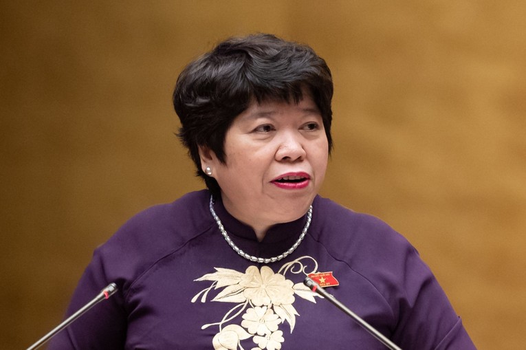 Chủ nhiệm Ủy ban X&atilde; hội của Quốc hội, Ph&oacute; Trưởng Đo&agrave;n gi&aacute;m s&aacute;t của Quốc hội Nguyễn Th&uacute;y Anh tr&igrave;nh b&agrave;y b&aacute;o c&aacute;o. Ảnh: Quochoi