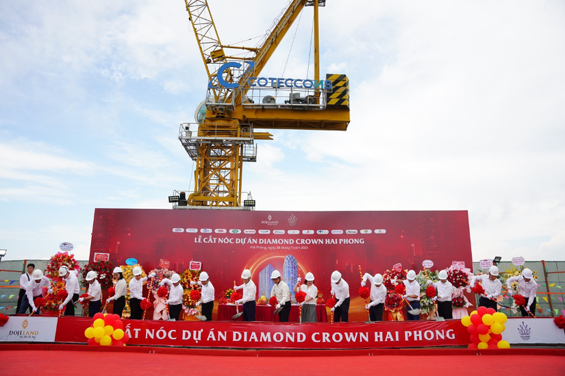 Sự kiện cất n&oacute;c Diamond Crown Hai Phong đặt th&ecirc;m mốc son tr&ecirc;n h&agrave;nh tr&igrave;nh khẳng định uy t&iacute;n v&agrave; đẳng cấp của thương hiệu DOJILAND tr&ecirc;n thị trường bất động sản