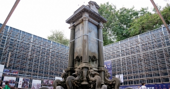 Hà Nội: Đài phun nước trăm tuổi ẩn mình trong khối gương kính 3D khổng lồ