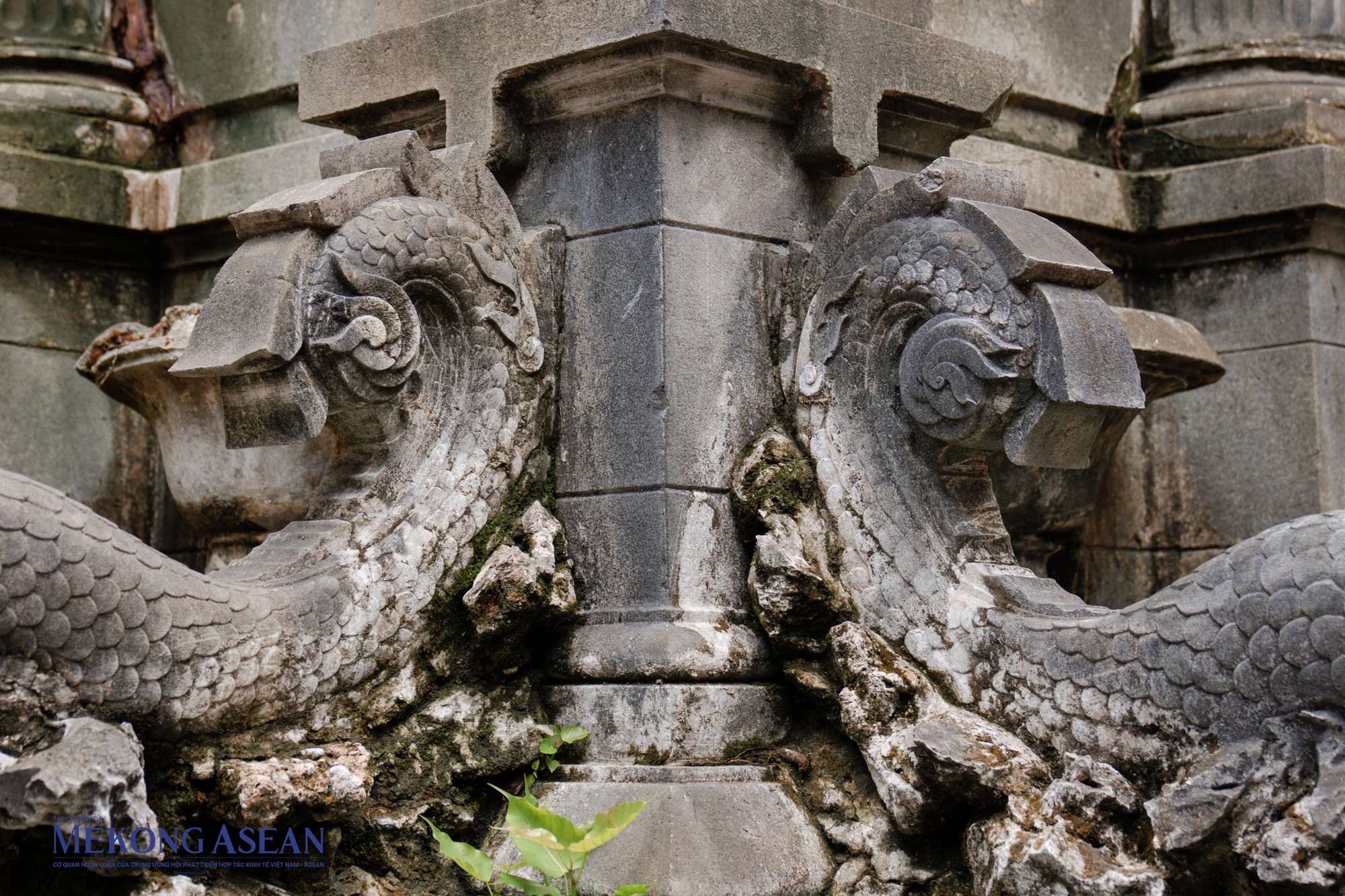 Để t&igrave;m được bản thiết kế đ&agrave;i phun nước ho&agrave;n mỹ nhất, người Ph&aacute;p đ&atilde; mở cuộc tuyển chọn c&aacute;c bản vẽ v&agrave;o năm 1897. Sau đ&oacute;, c&ocirc;ng tr&igrave;nh hiện tại nằm giữa vườn hoa Chavassieux được x&acirc;y dựng từ bản thiết kế của kiến tr&uacute;c sư Harlay v&agrave; nh&agrave; thầu Guillaume thi c&ocirc;ng.