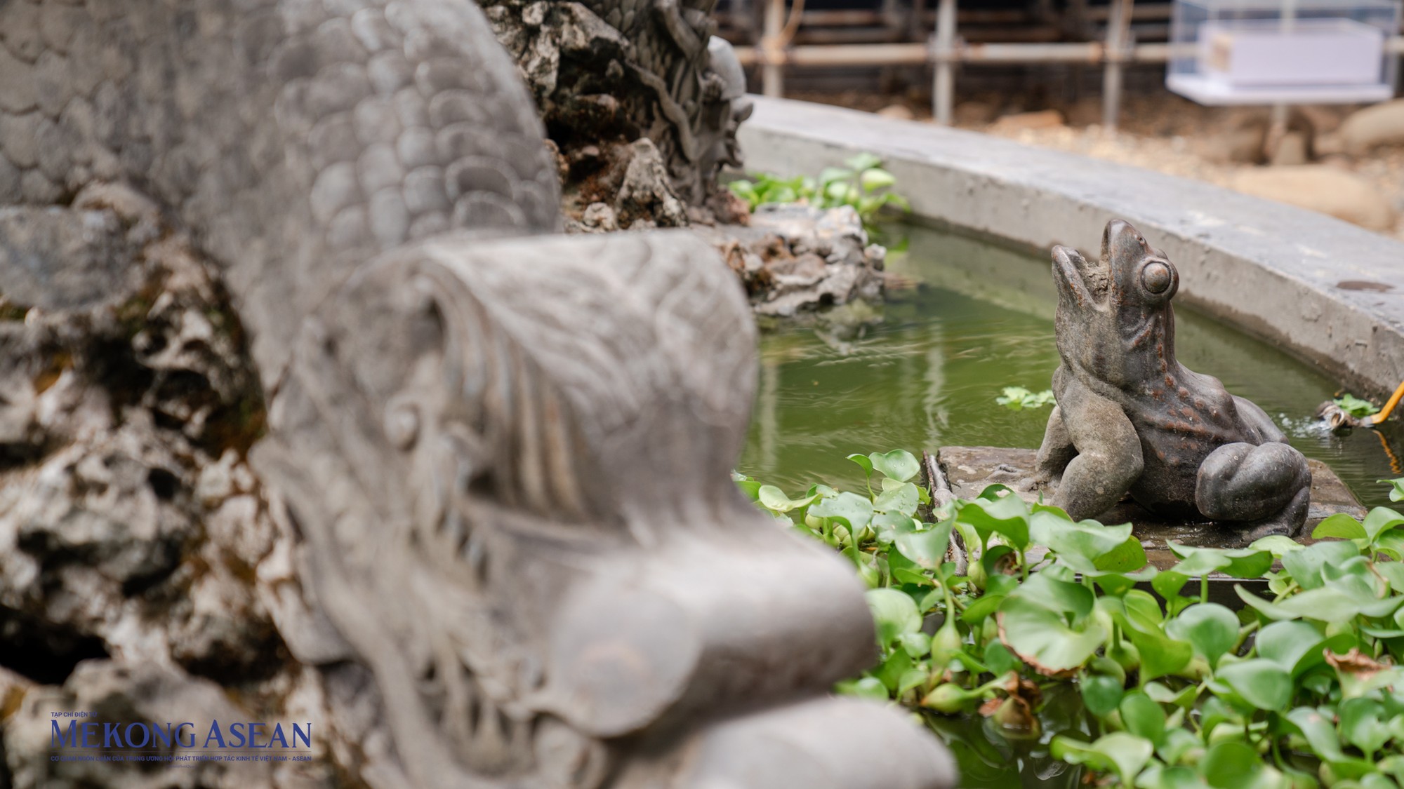 Xung quanh trụ đ&aacute;, c&oacute; 4 con c&oacute;c bằng đồng phun nước l&ecirc;n trụ đ&aacute;, v&igrave; thế người H&agrave; Nội quen gọi l&agrave; vườn hoa Con C&oacute;c.