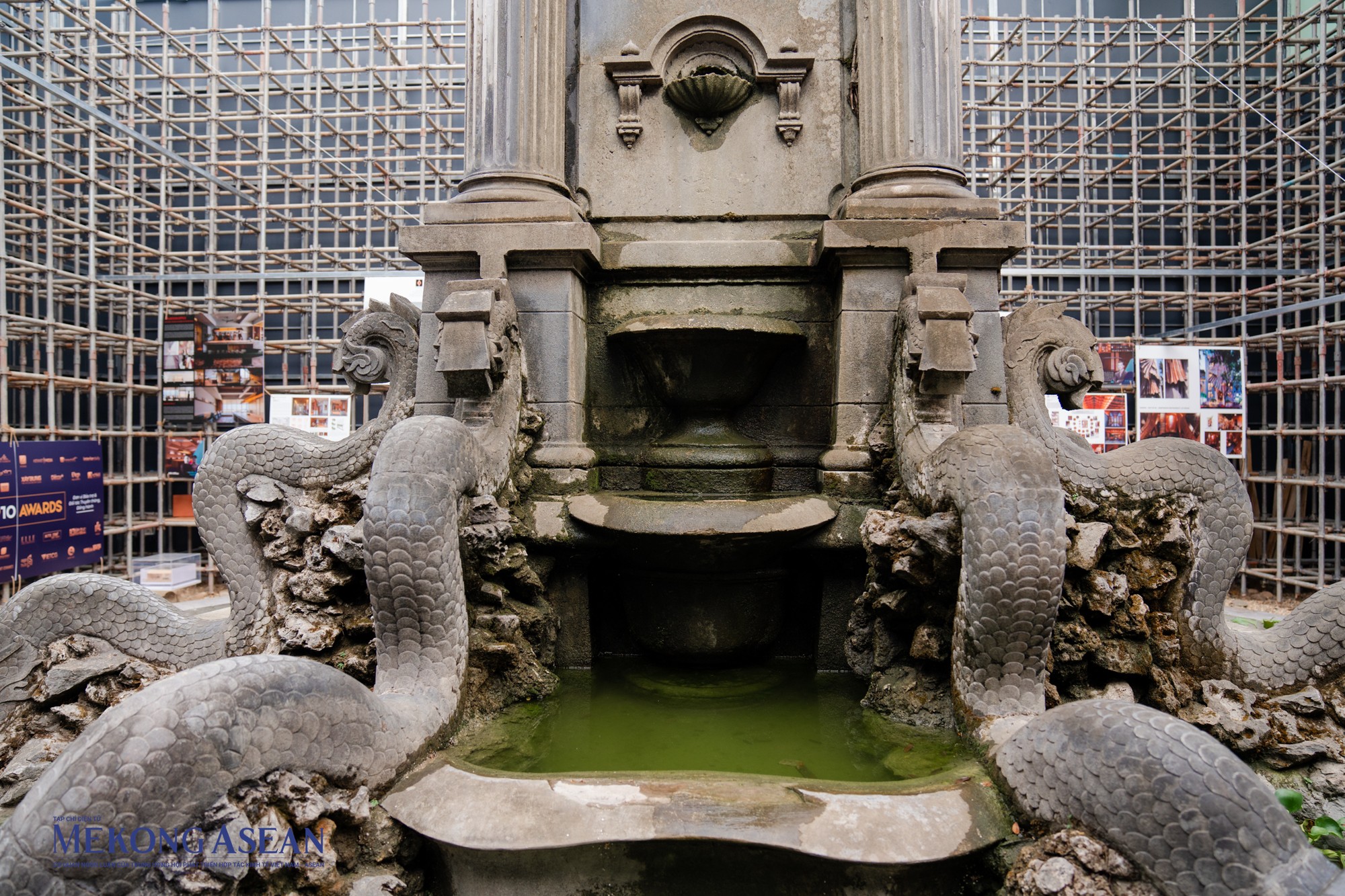 Trước đ&acirc;y, vườn hoa n&agrave;y từng được đặt t&ecirc;n l&agrave; vườn hoa Chavassieux, được người Ph&aacute;p x&acirc;y dựng nhằm tưởng nhớ tới L&eacute;on Jean Laurent Chavassieux (1848 &ndash; 1895), ph&oacute; To&agrave;n quyền Đ&ocirc;ng Dương.