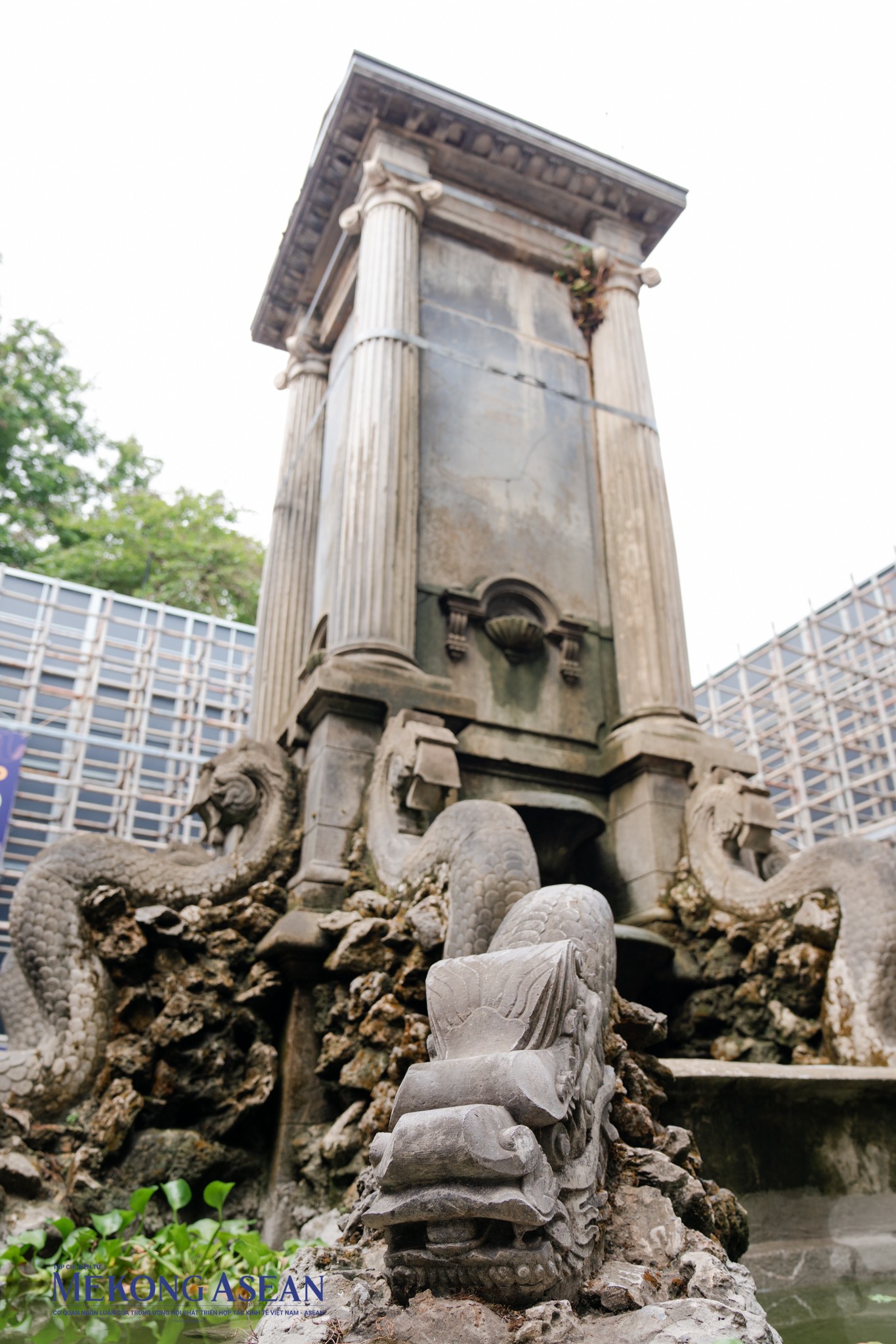 Vườn hoa Con C&oacute;c l&agrave; khu&ocirc;n vi&ecirc;n nằm c&aacute;ch Hồ Gươm chỉ khoảng 300m, xung quanh một quần thể kiến tr&uacute;c Ph&aacute;p cổ như t&ograve;a nh&agrave; Ng&acirc;n h&agrave;ng Nh&agrave; nước, Nh&agrave; kh&aacute;ch Ch&iacute;nh phủ, kh&aacute;ch sạn M&eacute;tropole... v&agrave; đặc biệt l&agrave; đ&agrave;i phun nước hơn 100 tuổi vẫn c&ograve;n được giữ nguy&ecirc;n vẹn.