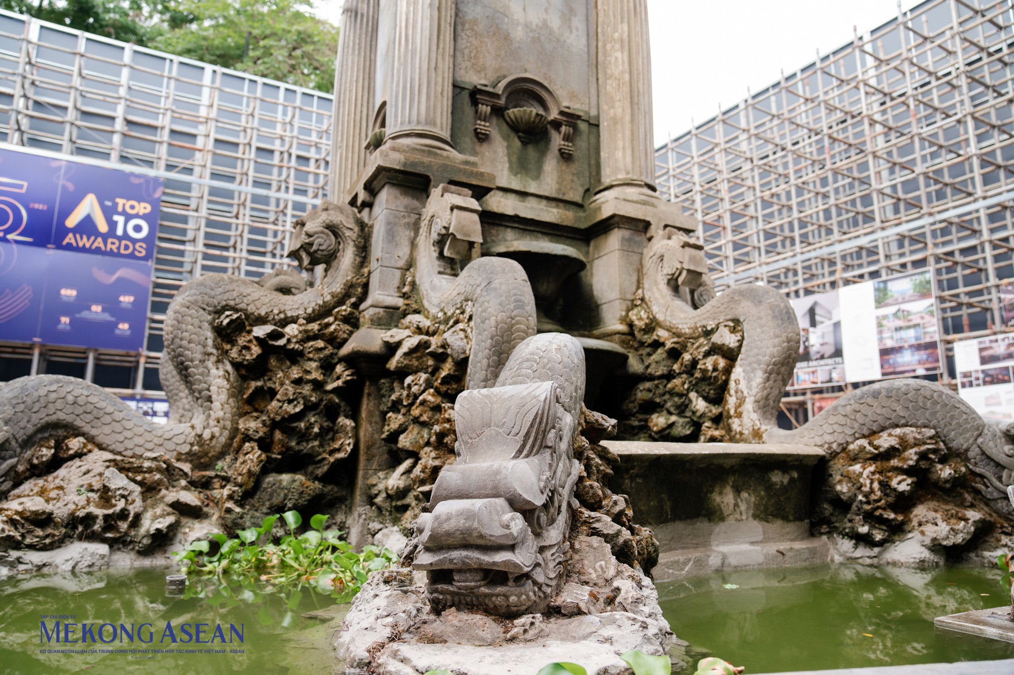 Đặc biệt, ngo&agrave;i những con c&oacute;c bằng đồng ấy c&ograve;n c&oacute; h&igrave;nh tượng những con rồng đ&aacute; thể hiện sức mạnh v&agrave; sự uy nghi&ecirc;m.