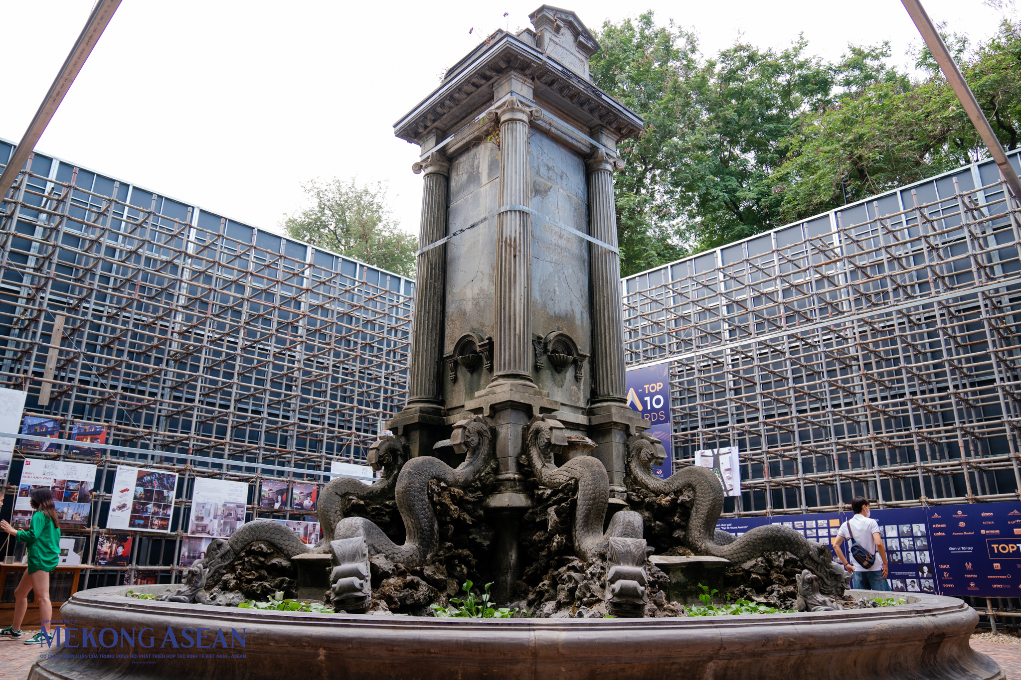 H&agrave; Nội: Đ&agrave;i phun nước trăm tuổi ẩn m&igrave;nh trong khối gương k&iacute;nh 3D khổng lồ