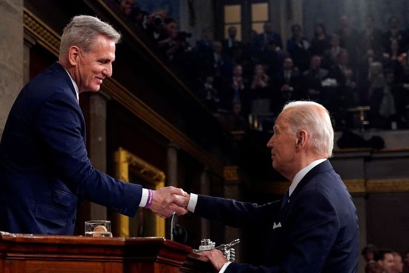 Chủ tịch Hạ viện Mỹ Kevin McCarthy v&agrave; Tổng thống Mỹ Joe Biden. Ảnh: Reuters