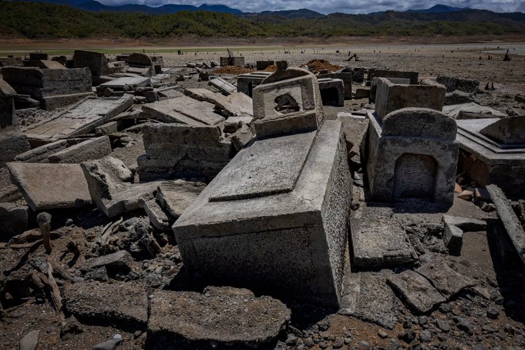 Những bia mộ trong nghĩa trang của thị trấn cổ Pantabangan. Ảnh: Guardian