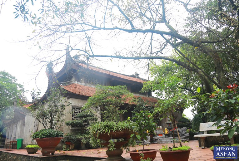 Đền Cao tọa lạc tr&ecirc;n n&uacute;i An Phụ (phường An Sinh, thị x&atilde; Kinh M&ocirc;n, tỉnh Hải Dương) - nơi thờ An Sinh vương Trần Liễu.