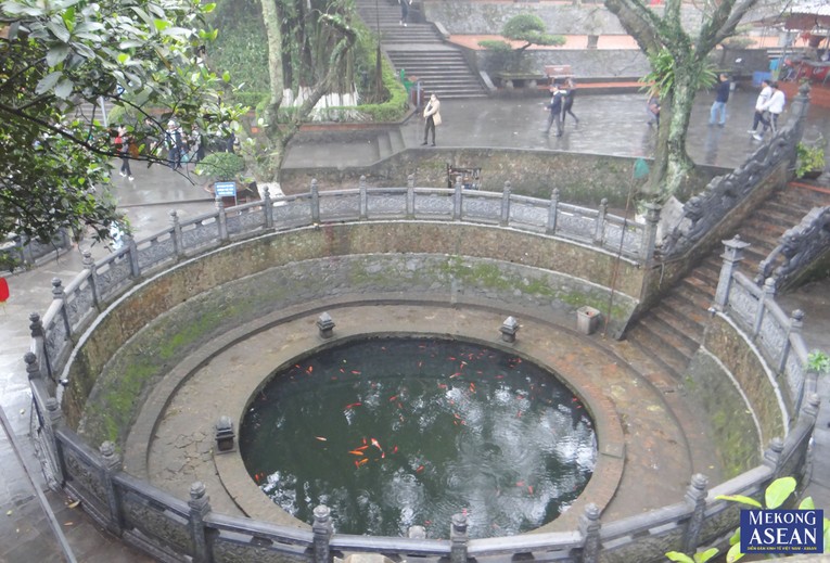 Giếng Ngọc tr&ecirc;n n&uacute;i An Phụ (b&ecirc;n cạnh lối l&ecirc;n đền Cao) quanh năm xanh m&aacute;t.