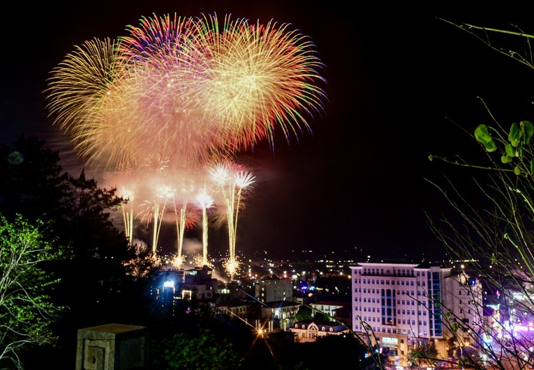 M&agrave;n biểu diễn bắn ph&aacute;o hoa tầm cao diễn ra trong v&ograve;ng 15 ph&uacute;t. Ảnh: Đ&igrave;nh Huy