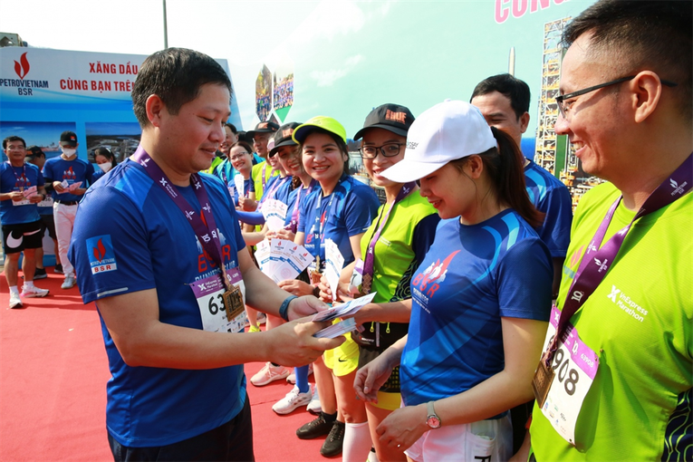&Ocirc;ng B&ugrave;i Ngọc Dương, Tổng Gi&aacute;m đốc BSR tặng qu&agrave; cho người lao động trong một giải chạy marathon. Nguồn: BSR.