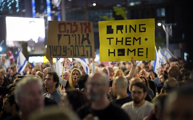 Người biểu t&igrave;nh k&ecirc;u gọi thả c&aacute;c con tin Israel ở Dải Gaza, tại th&agrave;nh phố Tel Aviv, Israel, ng&agrave;y 4/5. Ảnh: Flash90