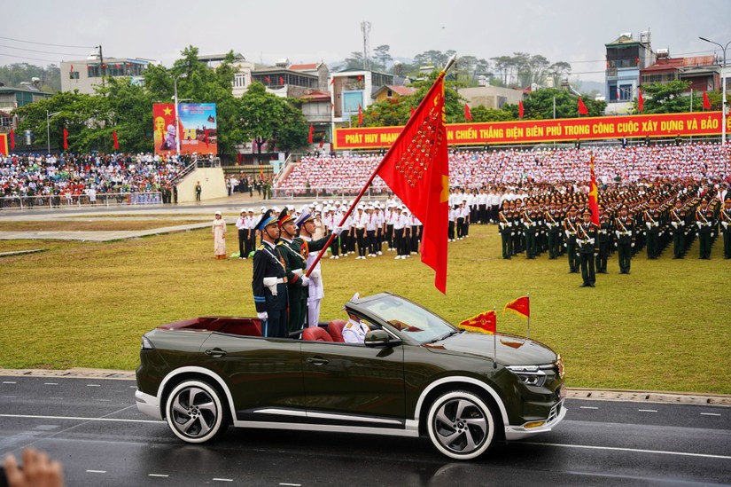 VinFast VF 8 bản mui trần dẫn đo&agrave;n trong Lễ diễu binh Ch&agrave;o mừng 70 năm chiến thắng lịch sử Điện Bi&ecirc;n Phủ. Nguồn: VinFast.