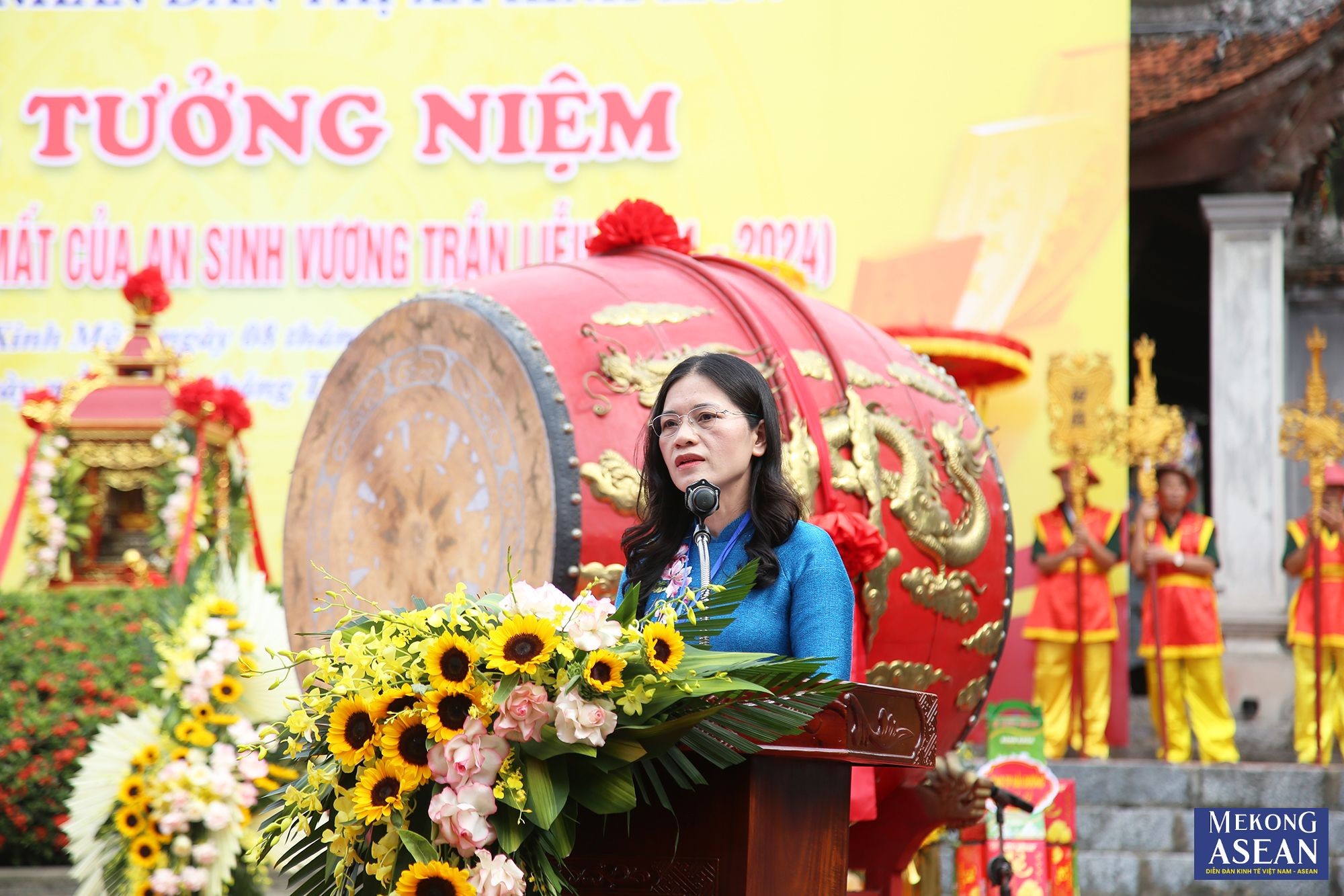 B&agrave; Mạc Thị Huyền, Ph&oacute; Chủ tịch UBND thị x&atilde; Kinh M&ocirc;n đọc diễn văn tại buổi lễ.