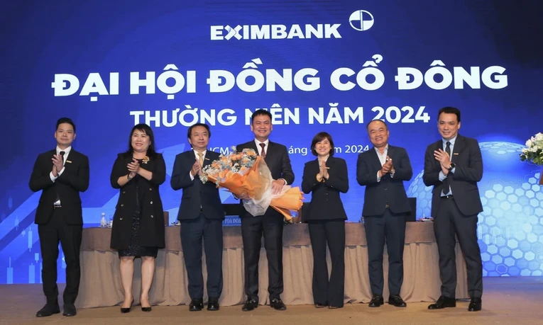 &Ocirc;ng Nguyễn Hồ Nam (giữa) được bầu v&agrave;o HĐQT Eximbank.