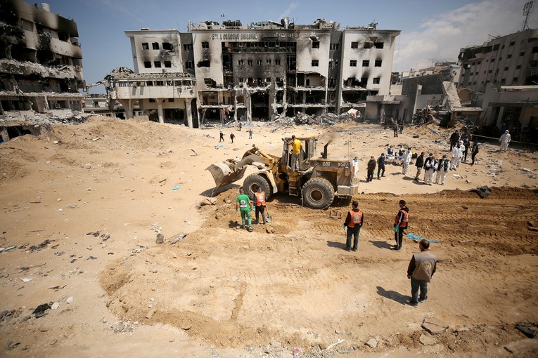 Khung cảnh đổ n&aacute;t tại khu&ocirc;n vi&ecirc;n bệnh viện Al-Shifa, Gaza, ng&agrave;y 8/4. Ảnh: CNN