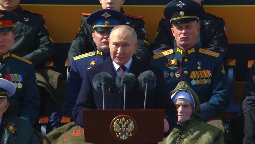 Tổng thống Nga Vladimir Putin ph&aacute;t biểu tại lễ duyệt binh đ&aacute;nh dấu 79 năm chiến thắng Đức Quốc x&atilde; trong Thế chiến thứ 2 tại Quảng trường Đỏ ở Moscow, Nga, ng&agrave;y 9/5/2024. Ảnh: Reuters