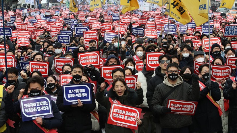 C&aacute;c b&aacute;c sĩ biểu t&igrave;nh phản đối ch&iacute;nh s&aacute;ch của ch&iacute;nh phủ ở Seoul, H&agrave;n Quốc. Ảnh: Getty Images