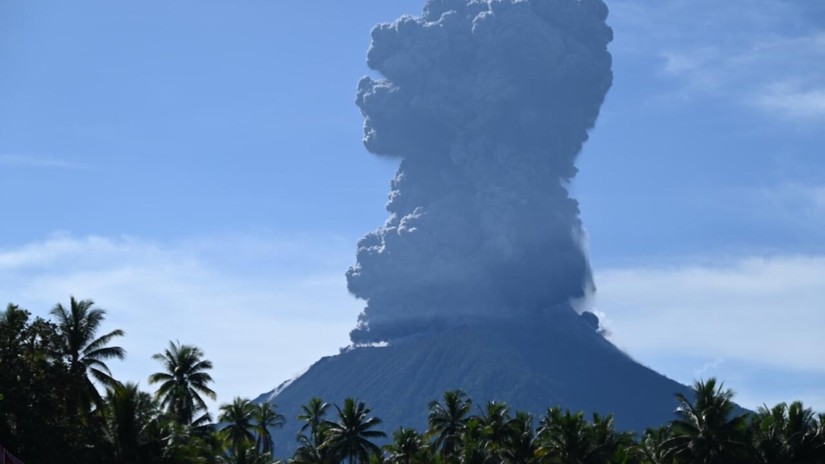 Cột tro bụi tr&ecirc;n bầu trời tr&ecirc;n đảo Halmahera, tỉnh Bắc Maluku, Indonesia. Ảnh: AFP