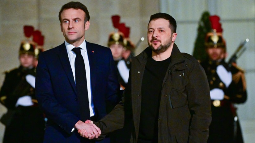 Tổng thống Ph&aacute;p Emmanuel Macron v&agrave; Tổng thống Ukraine Volodymyr Zelensky, ng&agrave;y 16/2. Ảnh: RT