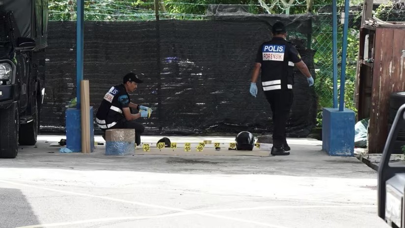 Rạng s&aacute;ng ng&agrave;y 17/5, đồn cảnh s&aacute;t tại Ulu Tiram, Johor đ&atilde; bị tấn c&ocirc;ng, khiến 2 sĩ quan thiệt mạng. Ảnh: CNA