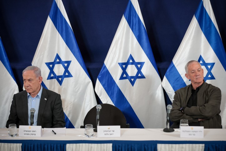 Thủ tướng Israel Benjamin Netanyahu (tr&aacute;i) v&agrave; Bộ trưởng Nội c&aacute;c thời chiến Benny Gantz (phải) tại cuộc họp b&aacute;o ở trụ sở Bộ Quốc ph&ograve;ng, Tel Aviv, ng&agrave;y 16/12/2023. Ảnh: Flash90
