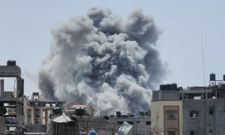Kh&oacute;i bốc l&ecirc;n sau cuộc tấn c&ocirc;ng của Israel v&agrave;o khu vực trại tị nạn Jabalia, miền bắc Gaza, ng&agrave;y 18/5. Ảnh: Reuters