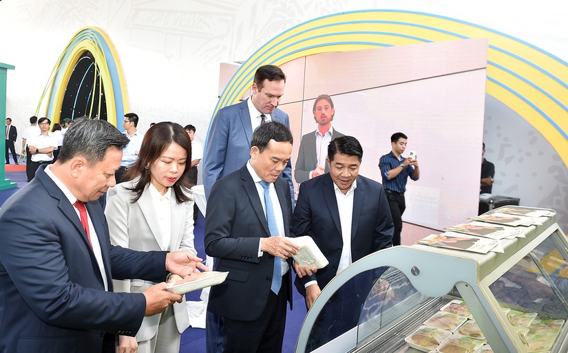 Ph&oacute; Thủ tướng Trần Lưu Quang xem sản phẩm xuất khẩu sang c&aacute;c thị trường Halal. Ảnh: VGP