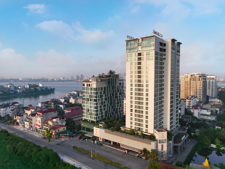 Sau 16 năm hoạt động, Fraser Suites Hanoi vẫn duy tr&igrave; vị thế một trong những khu căn hộ dịch vụ cao cấp h&agrave;ng đầu tại thủ đ&ocirc;. Cả năm 2023, Fraser Suites Hanoi đạt tỉ lệ lấp đầy ấn tượng l&ecirc;n tới 84%. Ảnh: Bim Group