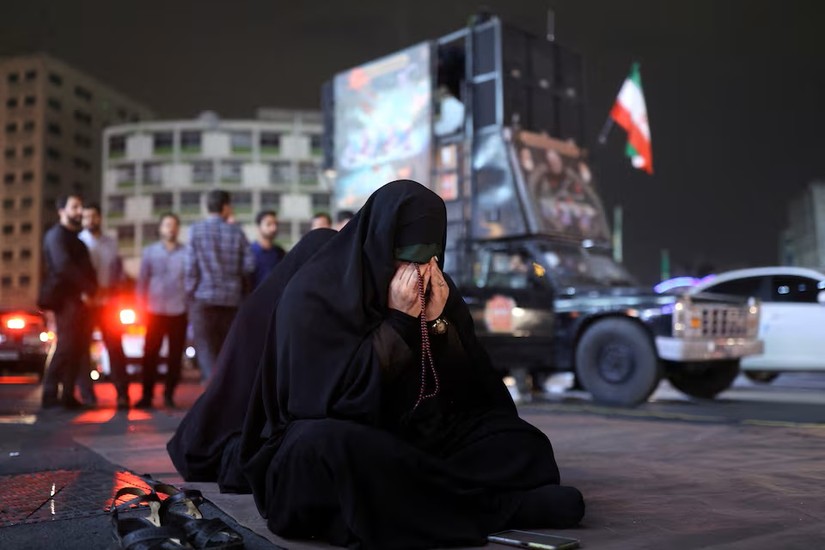 Người d&acirc;n cầu nguyện cho sự an to&agrave;n của Tổng thống Iran sau khi trực thăng chở &ocirc;ng c&ugrave;ng một số quan chức kh&aacute;c gặp nạn ng&agrave;y 19/5/2024. Ảnh: Reuters